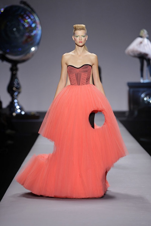 Viktor&Rolf Ready To Wear Collection spring/summer 2010 (Credit: Team Peter Stigter)
